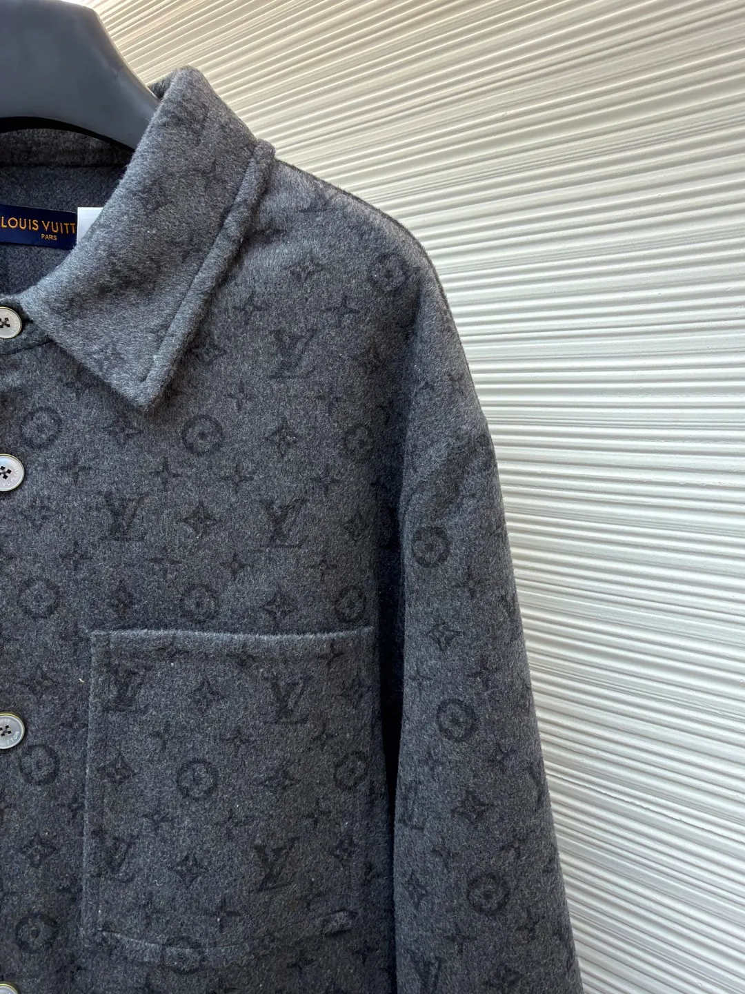 LOUIS VUITTON single-breasted jacket ●Original version: purchased and developed for 25500 ●Item number: 1682365-D50 ●Fabric: wool fabric ●Technology: made on positioning cutting machine ●Color: gray ●Version: fitted version ●Weight: about 1000 grams ●Size: 46-48-50-52 ●Description: This Louis Vuitton double-sided shirt-style single-breasted jacket is made of double-sided weaving technology. It selects high-density blended wool fabrics and is custom-woven and dyed to present classic old pattern dark patterns. It can be worn on both sides. One side has a dark gray presbyopic texture, and the other side has a solid matte texture. The fabric has been pre-shrunk and anti-pilling, making it soft to the touch and durable. The body of the garment adopts positioning cutting technology to accurately match the symmetry of the presbyopia pattern. The error of each piece is controlled within 0.2cm. The splicing joints are processed by manual overlocking technology, and the stitches are fine and smooth to avoid burr problems. The placket uses custom-made mother-of-pearl buttons, which are hand-polished and polished, with a warm texture. The shirt collar is three-dimensionally cut, with a built-in shaping interlining to ensure stiffness. The hem and cuffs are overlocked to enhance durability. The overall shape follows an ergonomic design, taking into account both wearing comfort and the brand's classic aesthetic details. The overall wiring is straight and delicate, the fabric is comfortable and soft, and the color is consistent without color difference. It can be matched with the same style to create a fashionable look and control various occasions. Customized accessories, complete with three standards, same style for men and women!